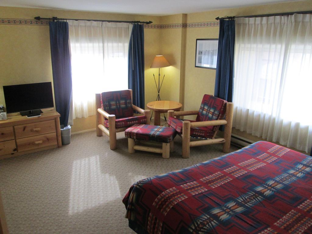 Brewster Mountain Lodge Банфф Номер фото