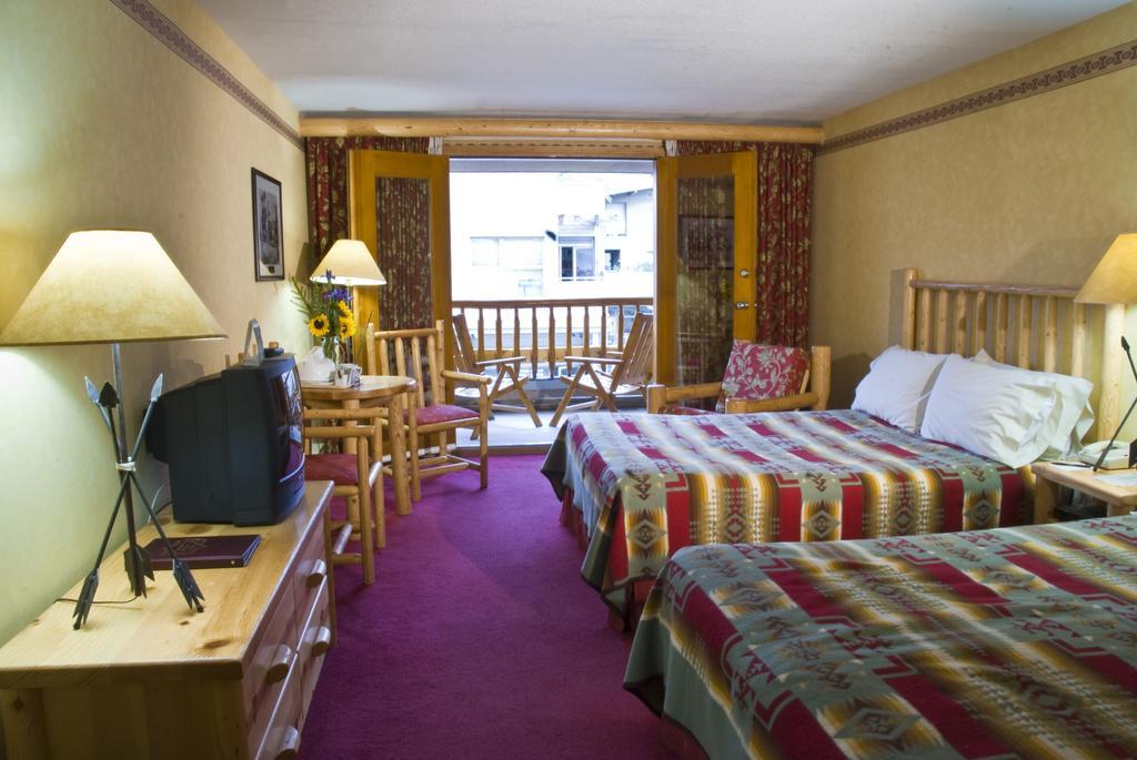 Brewster Mountain Lodge Банфф Номер фото